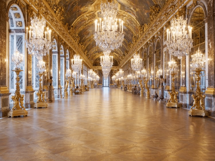 chandeliers hanging in the hall of mirrors