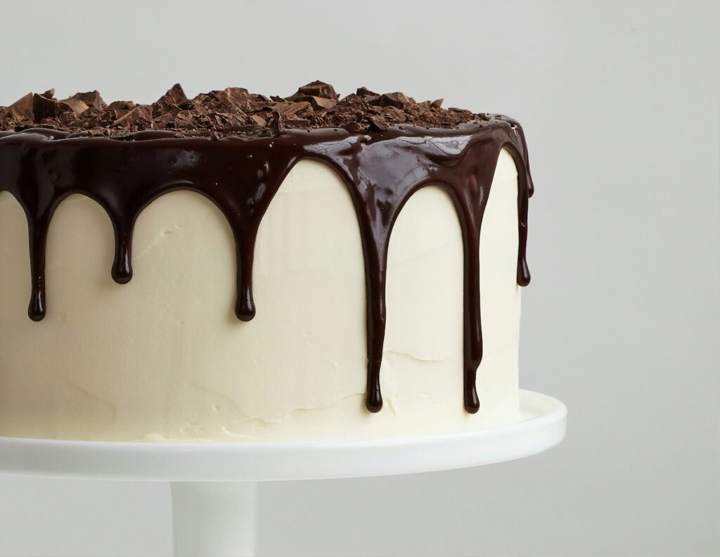 vanilla and chocolate frosting cake